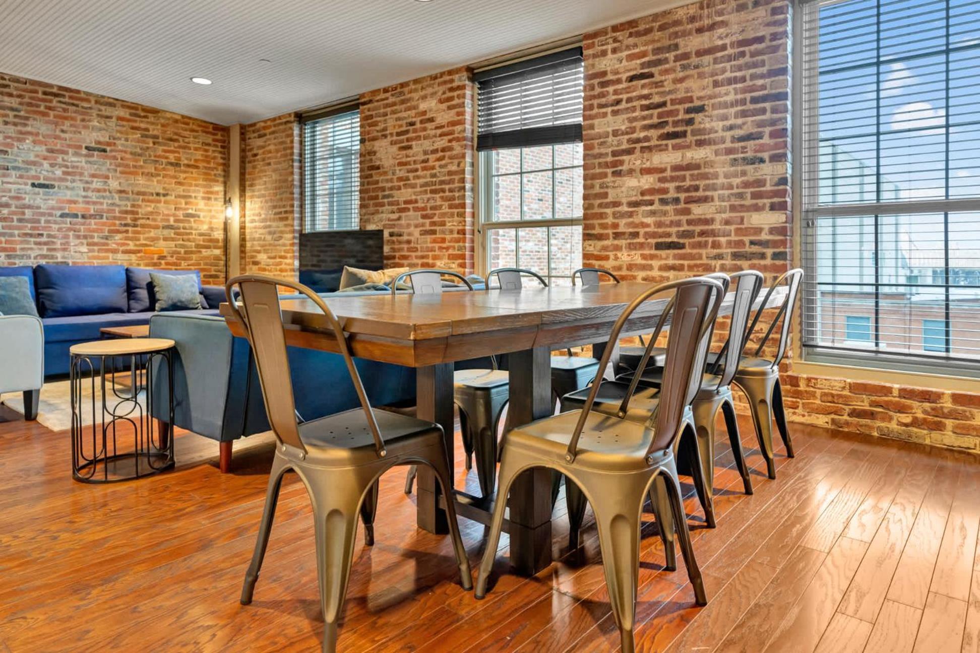 Ideal Spot Near 4th Street Live & Local Dining *